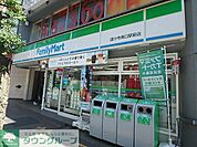 ファミリーマート 徒歩3分。 220m