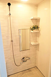 [収納] 鏡や収納棚もあり便利な浴室