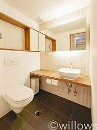 [トイレ] タンクレス型のトイレはお掃除も簡単。空間を広く使う工夫が随所に見受けられます。 手洗い場も設けております。