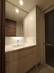 [洗面] 清潔感のある色合いのプライベート空間は、身だしなみチェックや肌のお手入れに最適です。