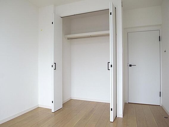 洋室5帖のクロ...