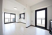 角部屋で窓も多く明るいＬＤＫ　　ご家族の会話も弾みそうです(　^^　)