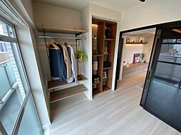[寝室] 『すっきりとした空間を・・・』居室に大きなクローゼットを設けることにより、有効的な室内を造り上げております。