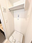 脱衣所に室内洗濯機置場があります。