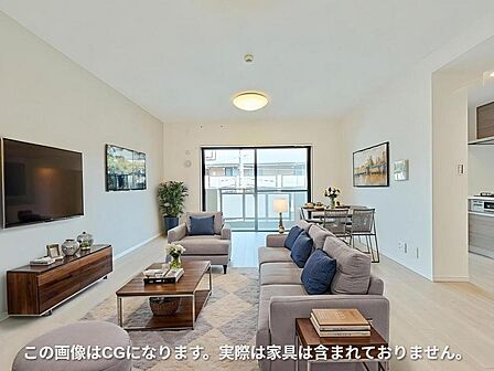 2026年8月にクロスや床を刷新した約17.8帖の広々LDK。明るい陽光が注ぎ込み家族が集う快適な居間です。