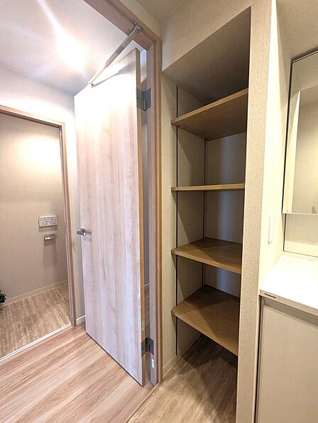 洗面所にも収納付き。タオル等収納できます。