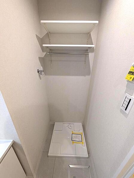 家事の中心となる洗面所には、洗濯機置き場をしっかり確保。洗濯から身支度までの動線がスムーズで、毎日の家事を快適にサポートします。清潔感あふれる空間で、忙しい日常もストレスなく過ごせる設計です。