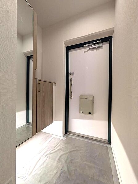 広さと明るさに配慮された玄関は、住まいの第一印象を決める大切な空間です。すっきりと整った空間は、家族の出入りもスムーズで、来客時にも安心。毎日の暮らしに快適さと清潔感をもたらす、心地よい玄関です。