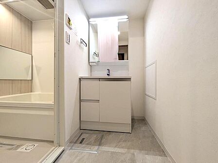 朝の身支度から一日の終わりまで、毎日使う洗面化粧台。すっきりとしたデザインと使いやすい設計で、家族みんなが快適に利用できます。清潔感のある空間が、日々の暮らしを気持ちよく支えます。