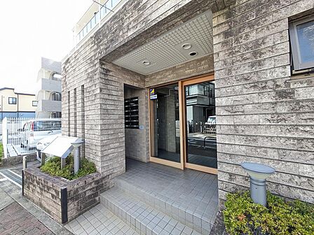 毎日の安心を支えるオートロック。プライバシーも守られる住まい（2026年8月撮影）