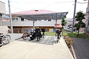 屋根付き駐輪場完備
