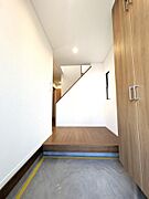 広々とした玄関は、住まい全体にゆとりを感じさせる魅力的なポイント。朝の忙しい時間帯でもスムーズに身支度ができ、ご家族が並んでも窮屈さを感じにくい快適な空間です。