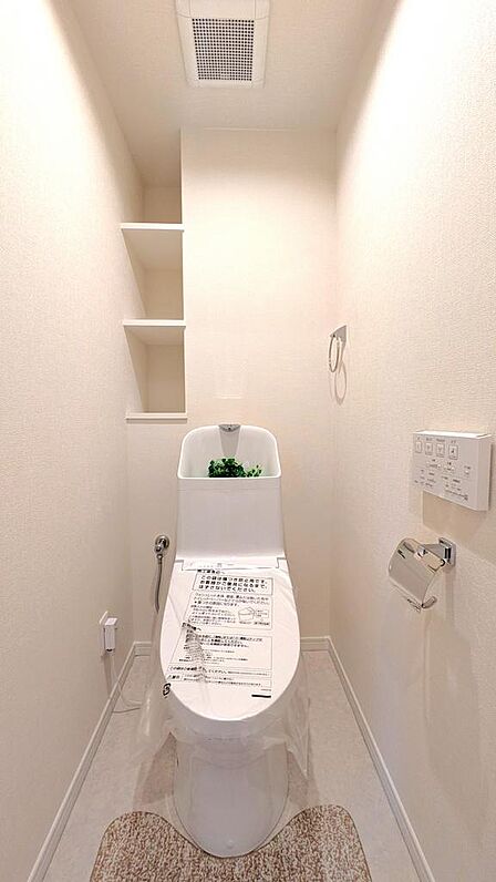 限られたトイレ空間を有効活用できるスマートな棚を完備。芳香剤やお気に入りの小物をディスプレイして、お洒落なプライベート空間を演出することも可能です。
