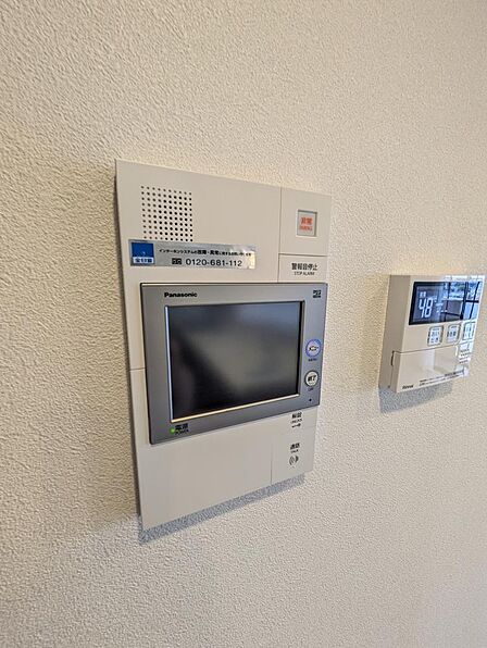 来客の顔を室内からしっかり確認できるTVモニター付きインターホン。防犯性に優れ、お子様のお留守番時や一人暮らしにも安心の設備です。隣には給湯リモコンも設置され、一箇所でスムーズに操作できます。