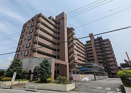 落ち着いたブラウンのタイル貼りが映える、堂々とした佇まい。全居室に窓を配した開放的な4LDKプランです。緑豊かな植栽が彩るゆとりある敷地で、2面バルコニーに面した明るく快適な住空間が広がります。
