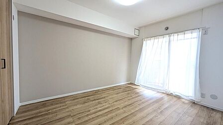 ニュアンスカラーが映える、大人な一部屋。上品なベージュのアクセントクロスが、お部屋に洗練された温かみをプラスします。お気に入りのアートや木の家具を並べて、あなただけの特別な空間に。