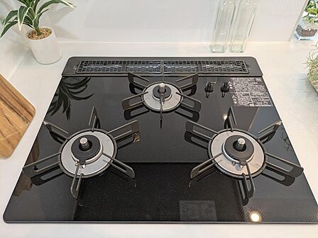 スープ作り、炒め物、煮込み料理をすべて同時に手際よくこなせる、便利な3口タイプのガスコンロです。