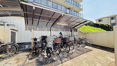 敷地内に駐輪場完備!駅までの移動や買い出しに便利です。1台目無料、2台目以降300円