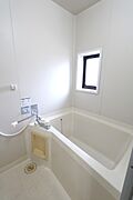 ☆バスルームに窓があり換気に◎☆