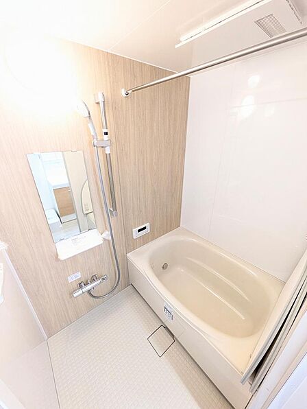 一日の疲れを癒すバスルーム。追焚、浴室乾燥機付きです。