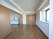 南東向き6.8帖の洋室です☆