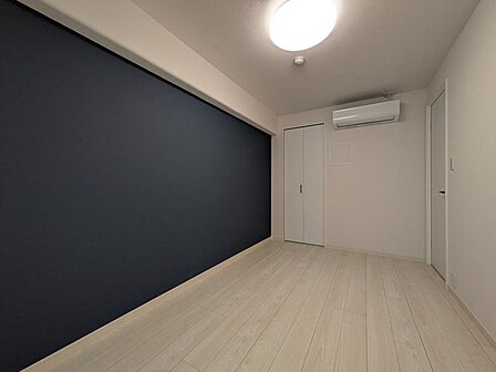 エアコン付き5.5帖の洋室です。シックで深みのあるアクセントクロスが素敵なお部屋です。収納もあるので主寝室としてもゆったりご利用いただけます。