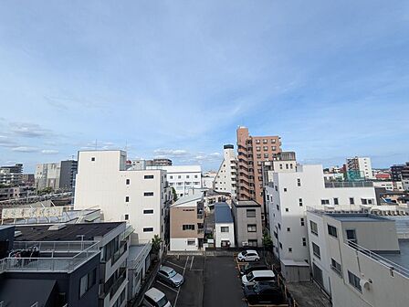 東向きのバルコニーからの景色です。目の前に高い建物がないので、陽の光が良く当たります。リビングと和室から行き来ができるバルコニーはお洗濯物を干したりするときにも便利です。