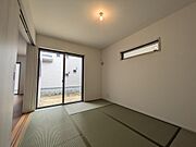 南西向きの6帖和室。お子様のお遊び部屋としても活用できます。家族のお昼寝スペースにもなるのであると嬉しい空間です。和室は傷みにくい美草を使用。お手入れもしやすいので若い方も使いやすいです。