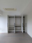 7.2帖洋室に設置のクローゼット（クリーニング前の写真です）　撮影日：26年5月29日
