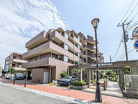 東西線快速停車「浦安」駅徒歩5分。落ち着いた佇まいの外観です。現在は空室のためゆっくり見学できます。