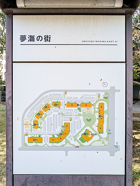 1号棟から9号棟までが並ぶ総戸数548戸の大規模レジデンス。敷地内には豊かな植栽が広がります。