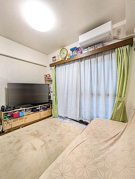 テラスや広々とした専用庭に面したリビング。2020年1月にクロス貼替を施工しています。