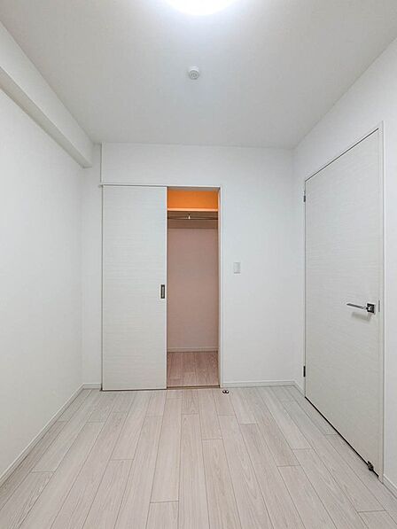 【収納】洋室2(約5.0帖)に備え付けのクローゼット。衣類や日常品を収めてお部屋をすっきり保てます。