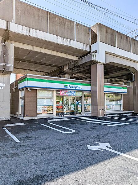 ファミリーマート浦安入船六丁目店まで徒歩4分。ちょっとしたお買い物に便利な環境です。
