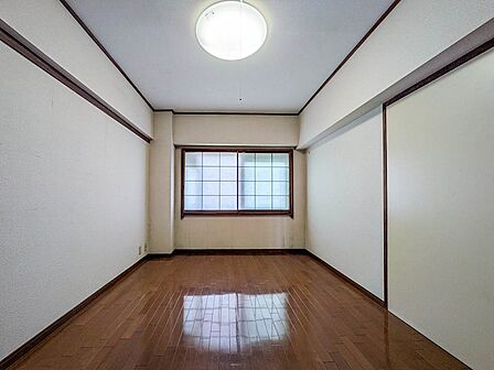 クローゼットを備えた約6.8帖の洋室。北側に面し独立性が高く、主寝室や書斎などに活用できます。