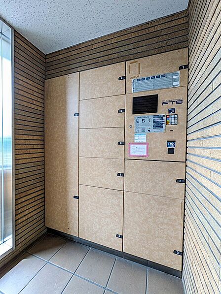 不在時でも24時間荷物を受け取れる宅配ボックス。配達時間を気にせず外出でき、再配達の手間も省けます。