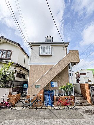 正面から見た建...