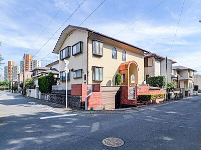 外観:北東・北西の幅員約6m公道に面した角地。レンガ調のアクセントが施された重厚感のある外観デザイン。 外観:北東・北西の幅員約6m公道に面した角地。レンガ調のアクセントが施された重厚感のある外観デザイン。