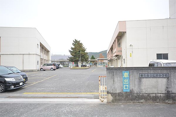 画像4:広沢小学校(760m)