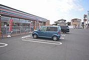 セブン-イレブン新里新川店(674m)