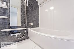 [風呂] オシャレで高級感のある浴室で一日の疲れをリフレッシュ。浴槽にもゆったりと浸かれますね！毎日のバスタイムが楽しくなりそうです。