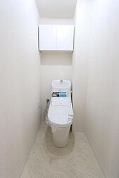 [内装] 人気の洗浄便座付のトイレ。白を基調とした明るく清潔感のある空間です。