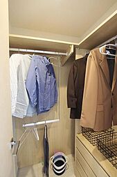 [収納] 収納がとにかく多いこちらの間取り。スーツやコートにジャケット、季節物の家電といった使わないものも全て収納へしまっておけそうですね。