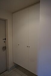 [収納] 白を基調とした玄関には大きなシューズインクローゼットを完備