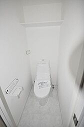 [トイレ] 清潔感のある白色を基調としたトイレ。(令和4年6月新規交換済み)