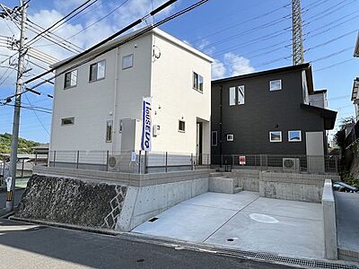 外観：白い建物がB棟になります