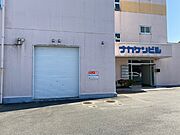 シャッター付いてます。外からも荷物が入ります。