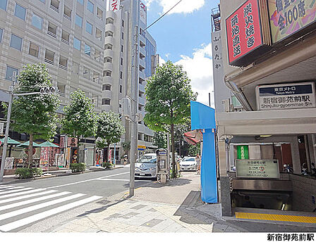 新宿御苑前駅(現地まで240m)