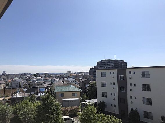 こちらはリビン...