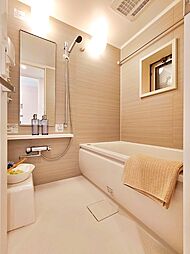 [風呂] バスルームは一日の疲れを癒すくつろぎの場所。新設されたゆとりあるキレイな浴室で、優雅なバスタイムを♪